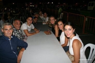 Gente de las fallas en la cena