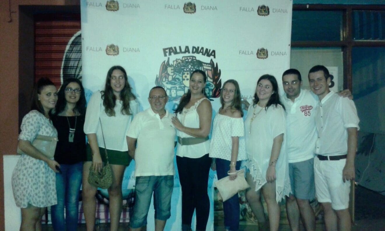 Gran foto de familia de miembros de la Falla Diana