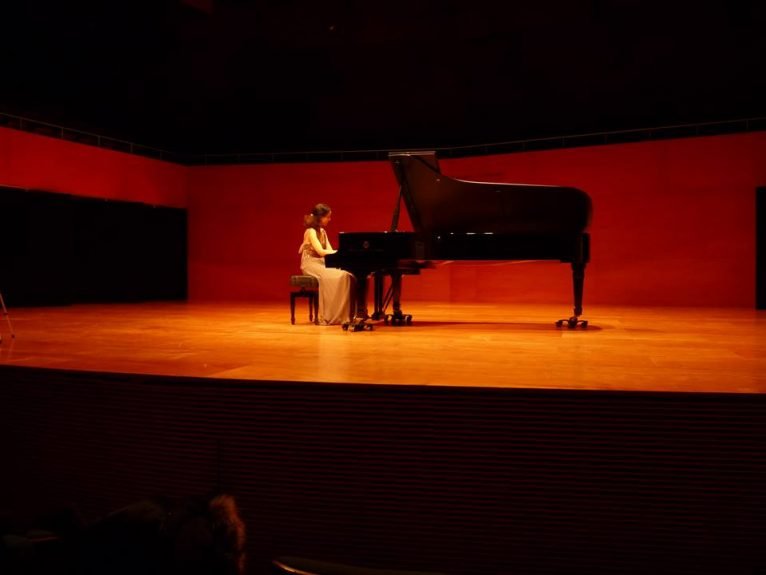 Ivon Frontela Rico tocando el piano