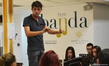 Javier Pinto Bañuls dirige a la banda de Dénia