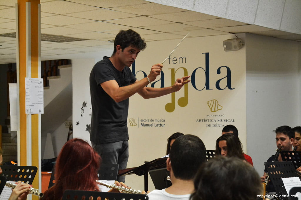 Javier Pinto dirige a la Banda de Dénia