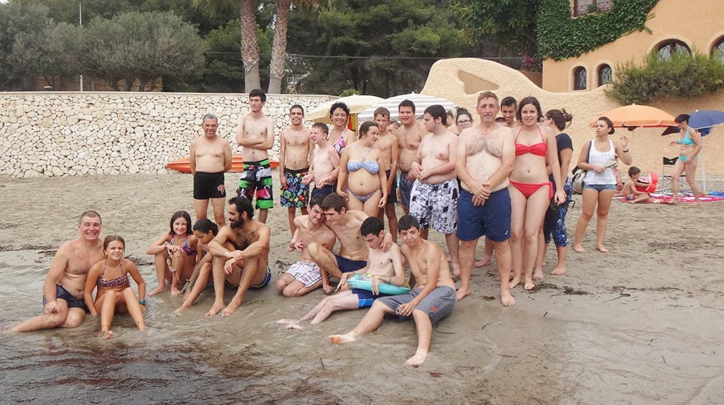La familia de Condenados al Bordillo disfrutó mucho en su campamento de verano en Moraira 1 Jimy Higueras con la familia de Condenados al Bordillo