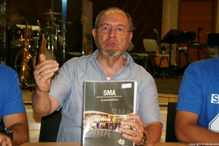Jorge Pastor con el libro de partituras