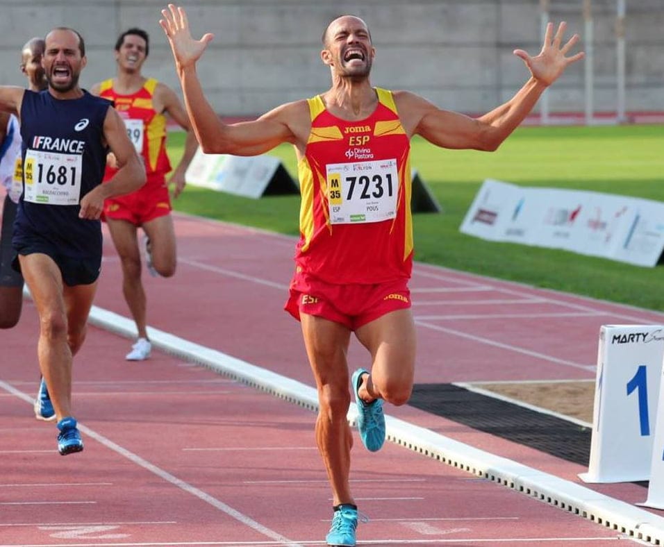 Juanra Pous entrando en meta