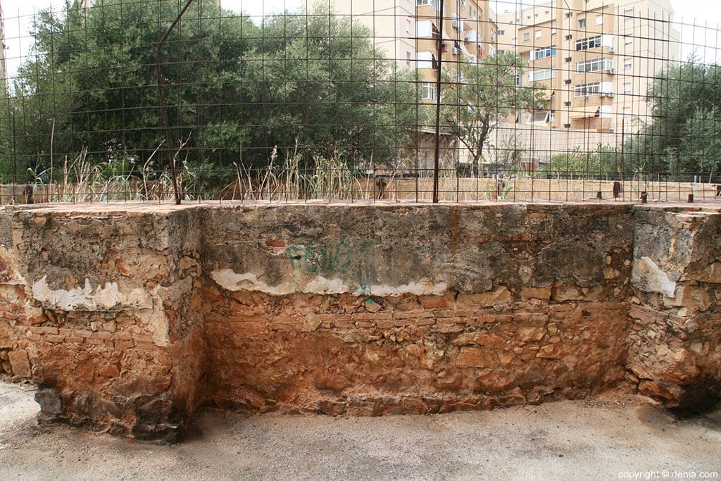 La caldera del gas por fuera, hoy abandonada 2