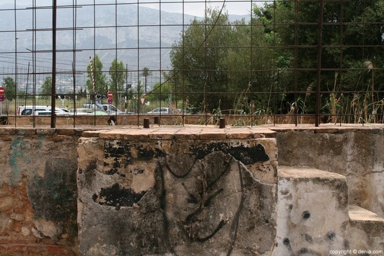 La caldera del gas por fuera, hoy abandonada 3
