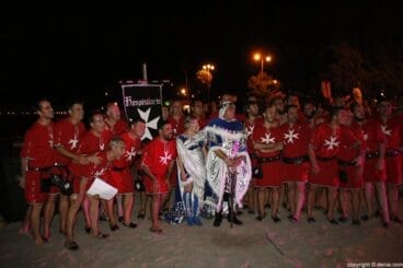 La filá Hospitalaris junto a su capitán