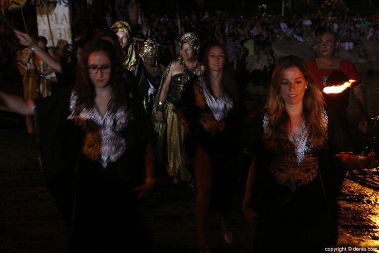 Las bengalas guian a las desembarcadas hacia el lugar del parlamento