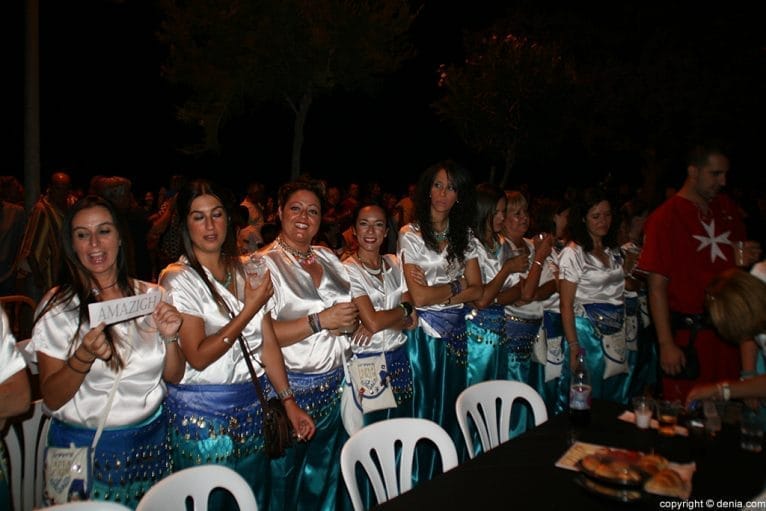 Las filas celebran la cena de acampada antes del desembarco 2