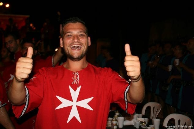 Las filas celebran la cena de acampada antes del desembarco 3