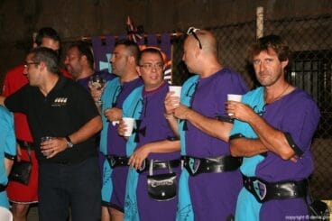 Las filas celebran la cena de acampada antes del desembarco 5