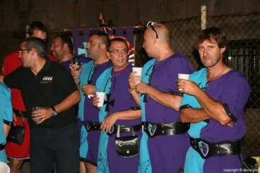 Las filas celebran la cena de acampada antes del desembarco 5