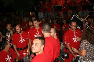 Las filas celebran la cena de acampada antes del desembarco 6