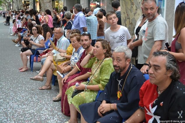 Cerca de 800 niños participan en el desfile infantil de ‘Moros i Cristians’ 34 Los Capitanes observan el desfile