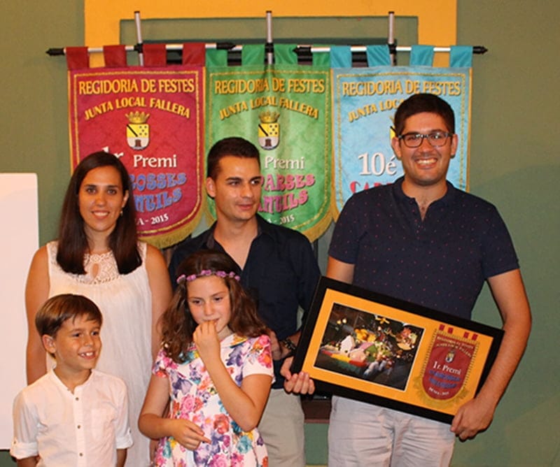 Sergio Avargues mostrando su regalo