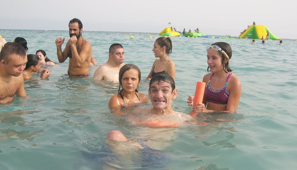 La familia de Condenados al Bordillo disfrutó mucho en su campamento de verano en Moraira 3 Pascual Cervantes con sus compañeros en el mar
