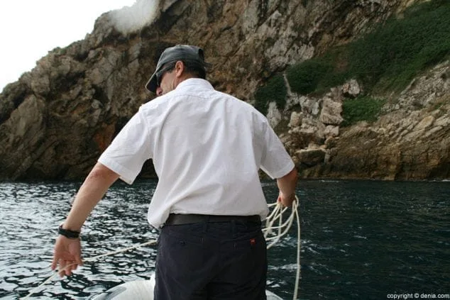 Luis Perez recoje unas cuerdas del mar
