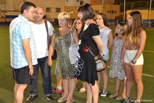 Marian Tamarit amb l'organitzador i la família Mena