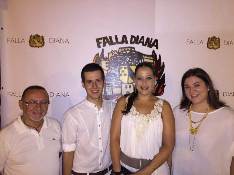 Marina Margalejo y José Antonio Monsonis con los cargos de la Falla Diana