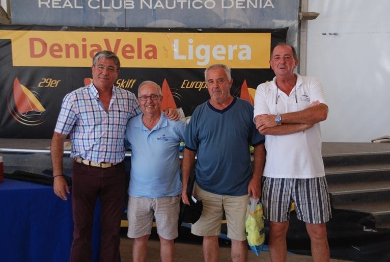 Miembros del barco Fine segundos del concurso de pesca