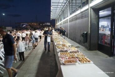 Mucha comida que elaboraron las mujeres de la comisión