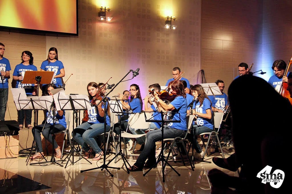 Musicos de cuerda durante el concierto de clausura