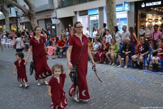 Cerca de 800 niños participan en el desfile infantil de ‘Moros i Cristians’ 27 Niñas con madres de la filá Alkamar