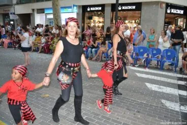 Niñas con mayores de la filá Piratas