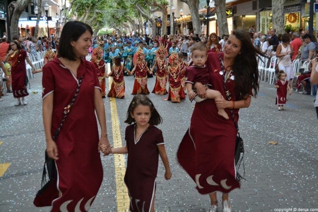 Cerca de 800 niños participan en el desfile infantil de ‘Moros i Cristians’ 24 Niñas de Alkamar