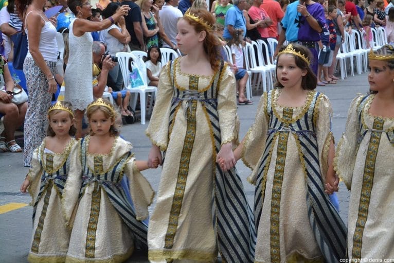 Niñas de la filá Creuats