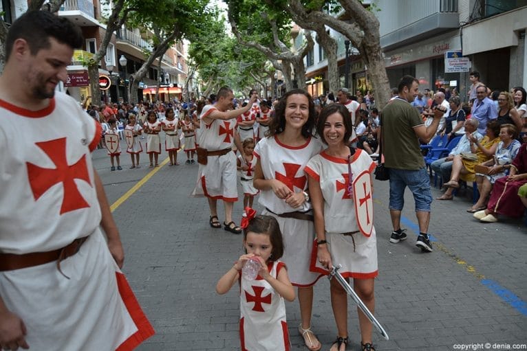 Niñas y madres de la filá Templaris