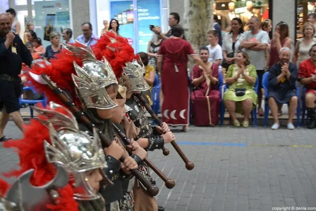 Niños con armas de la filá Deniers
