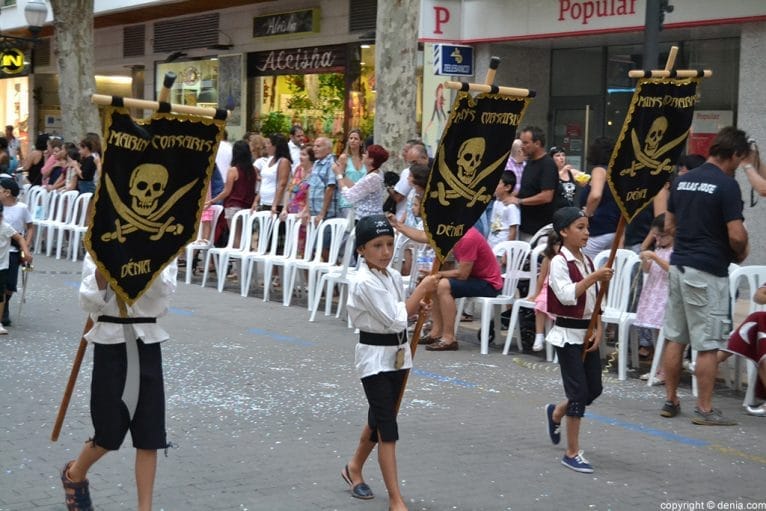 Niños con banderas de Marins Corsaris