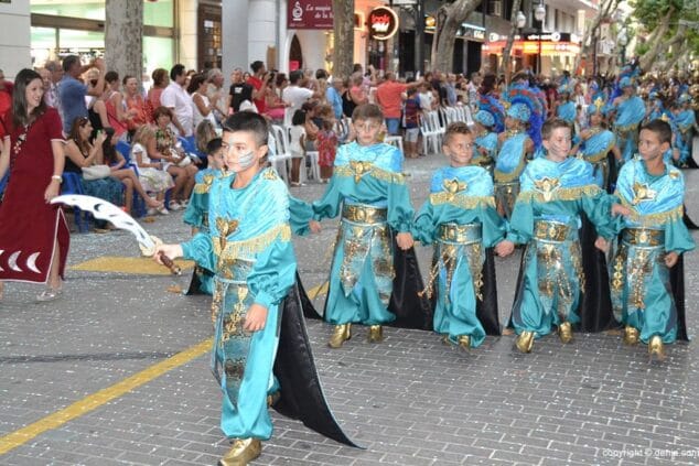 Cerca de 800 niños participan en el desfile infantil de ‘Moros i Cristians’ 9 Niños de Alkamar