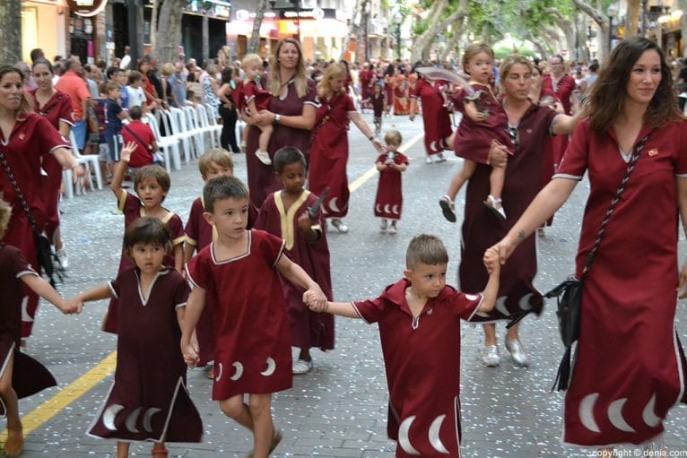 Niños de varias edades de la filá Alkamar