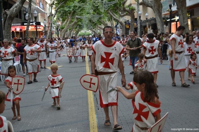 Cerca de 800 niños participan en el desfile infantil de ‘Moros i Cristians’ 92 Niños y mayores de la filá Templaris
