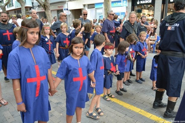 Cerca de 800 niños participan en el desfile infantil de ‘Moros i Cristians’ 94 Niños y padres de la filá Cavallers 2