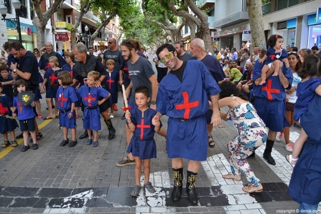 Cerca de 800 niños participan en el desfile infantil de ‘Moros i Cristians’ 96 Niños y padres de la filá Cavallers