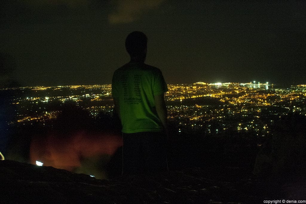 Observando Dénia de noche