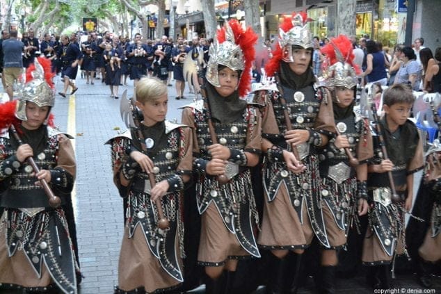 Cerca de 800 niños participan en el desfile infantil de ‘Moros i Cristians’ 97 Otra escuadra de la filá Deniers