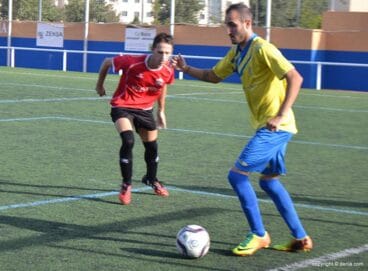 Panucci regateando a un rival