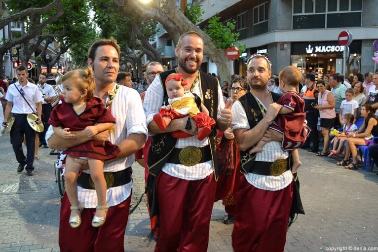 Papas con bebés de la filá Abencerrajes