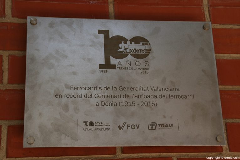 Placa conmemorativa de los 100 años de historia del trenet