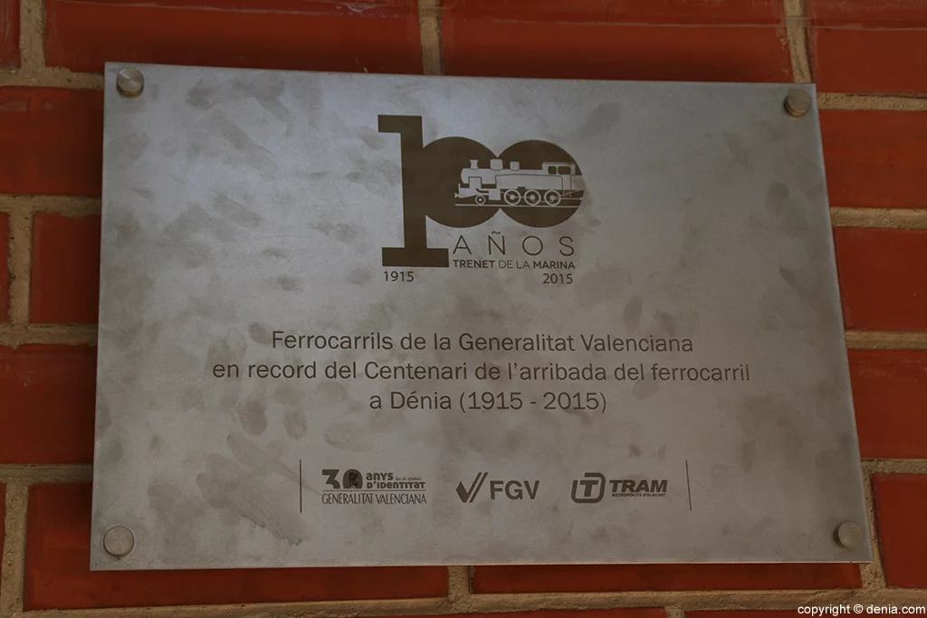 Placa conmemorativa de los 100 años de historia del trenet