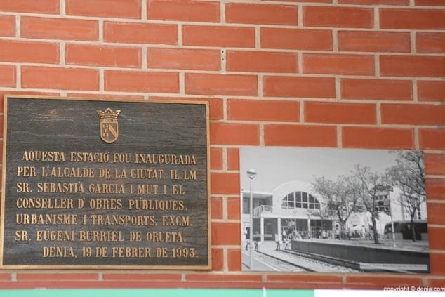 Placa de la inauguración del tren