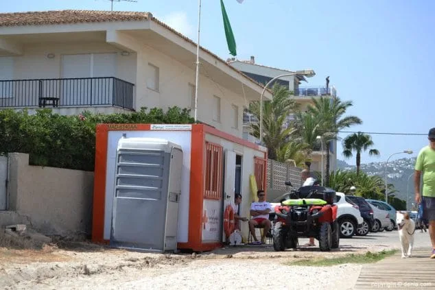 Playa Les Deveses en Dénia: la nueva joya de arena fina (Guía 2026) 32 Puesto de socorro playa Les Deveses