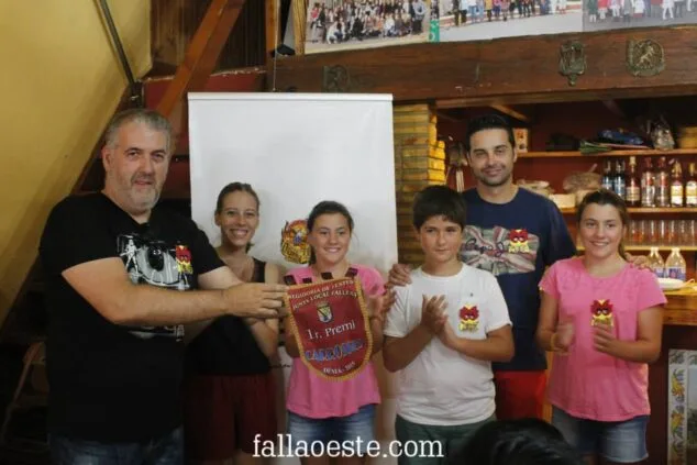 La falla Oeste celebró su primer premio de carrozas con una fiesta en el casal 5 Reconocimiento a Juan Carlos Català