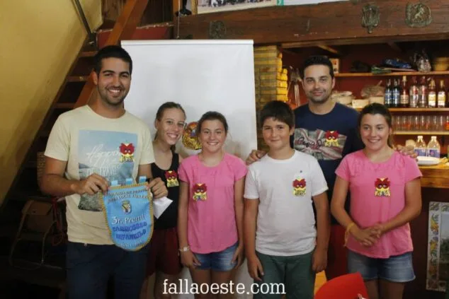 La falla Oeste celebró su primer premio de carrozas con una fiesta en el casal 7 Reconocimiento a Valentín Alcalá