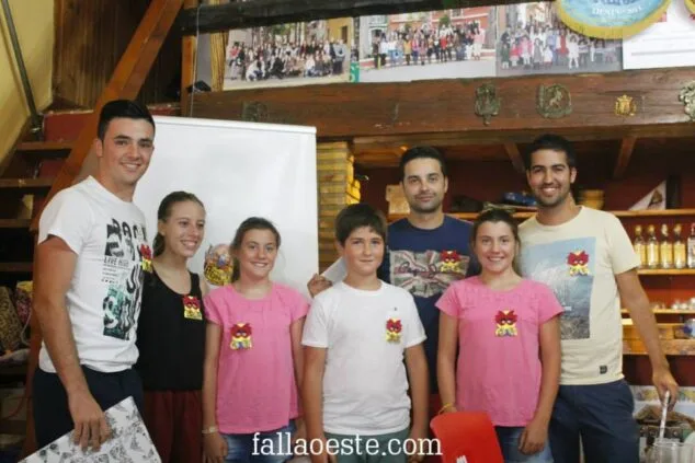 La falla Oeste celebró su primer premio de carrozas con una fiesta en el casal 6 Reconocimiento a los artistas infantiles