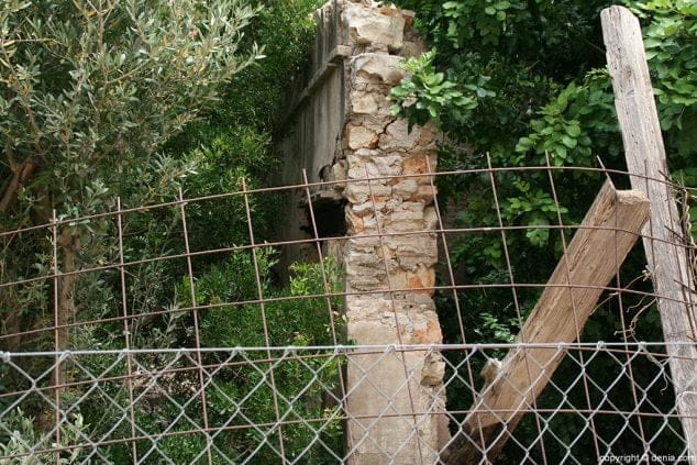 Restos del muro que envolvia la fábrica 2